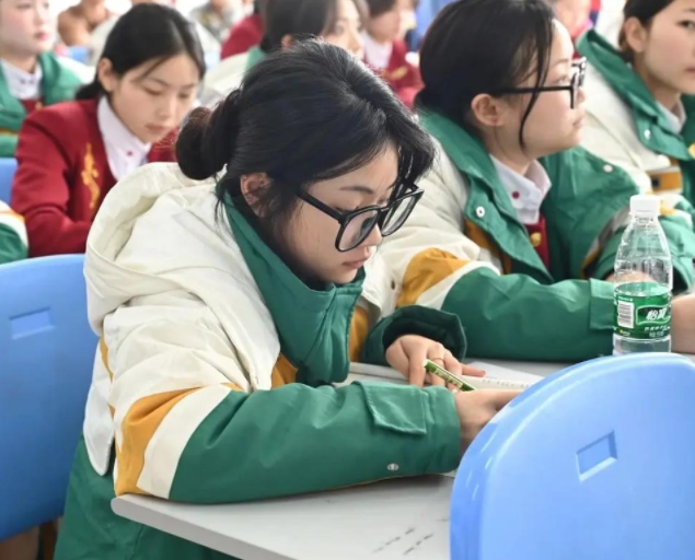 家长与周边居民暴露出教育规划与城市发展顶层设计衔接的短板