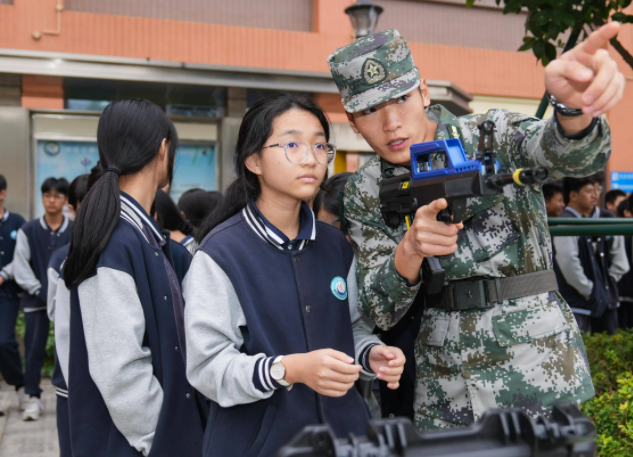 装甲突击车慢慢驶入操场瞬间点着全场气氛同学们分批登车体会 装甲突击车慢慢驶入操场瞬间点着全场气氛同学们分批登车体会