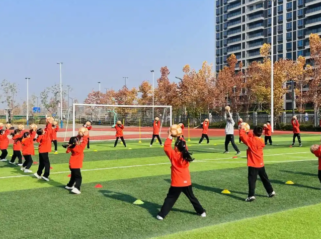 同时挖掘有爱好有潜力的孩子加入社团和校正接受拔高练习